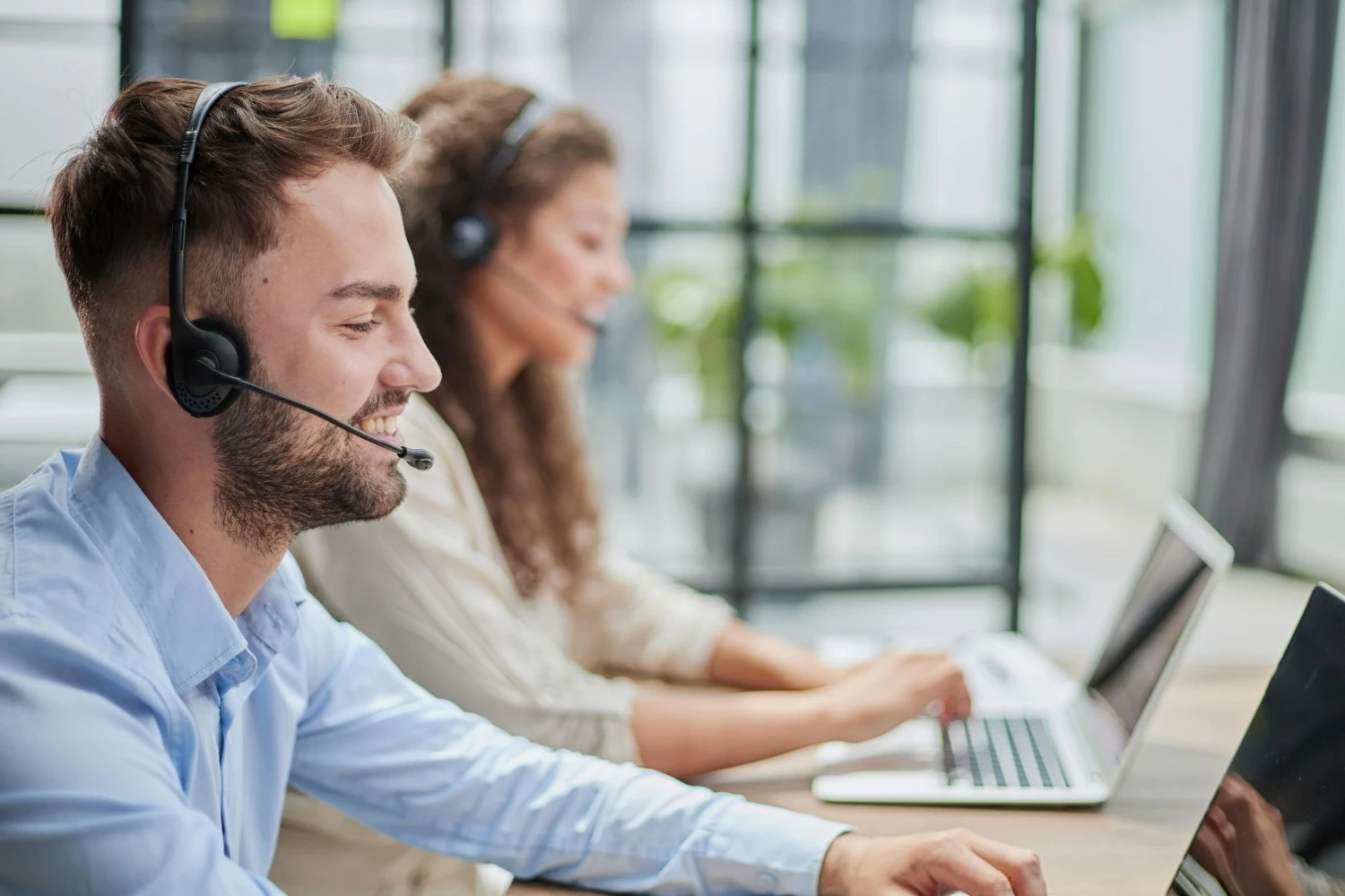Säljare med headset i samtal med nya kunder