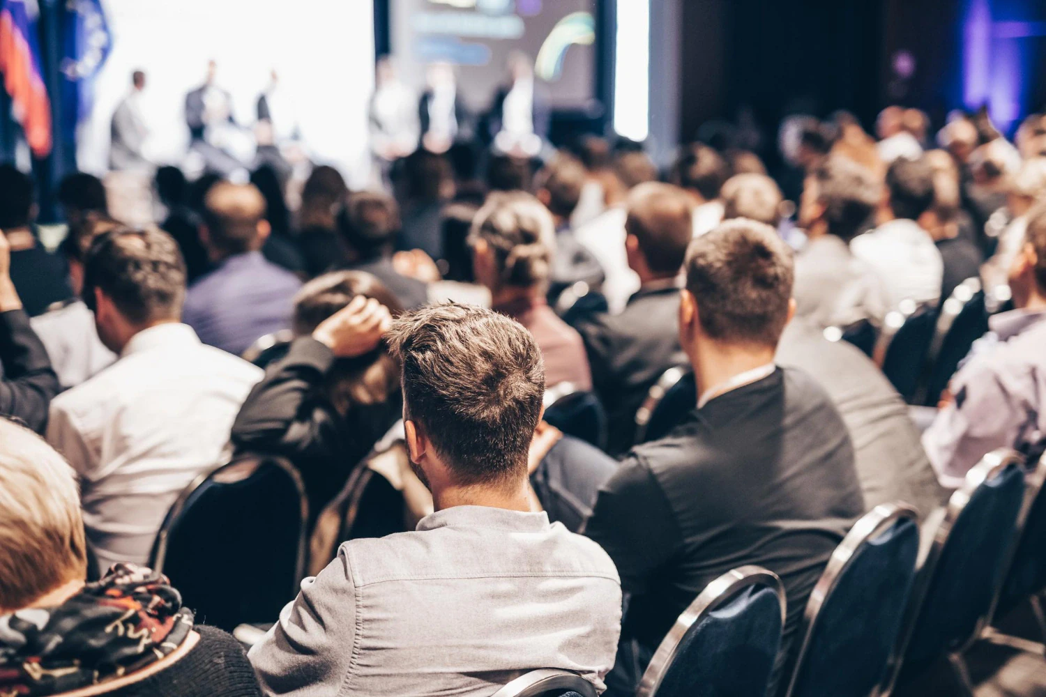 Publik som följer en presentation på ett event