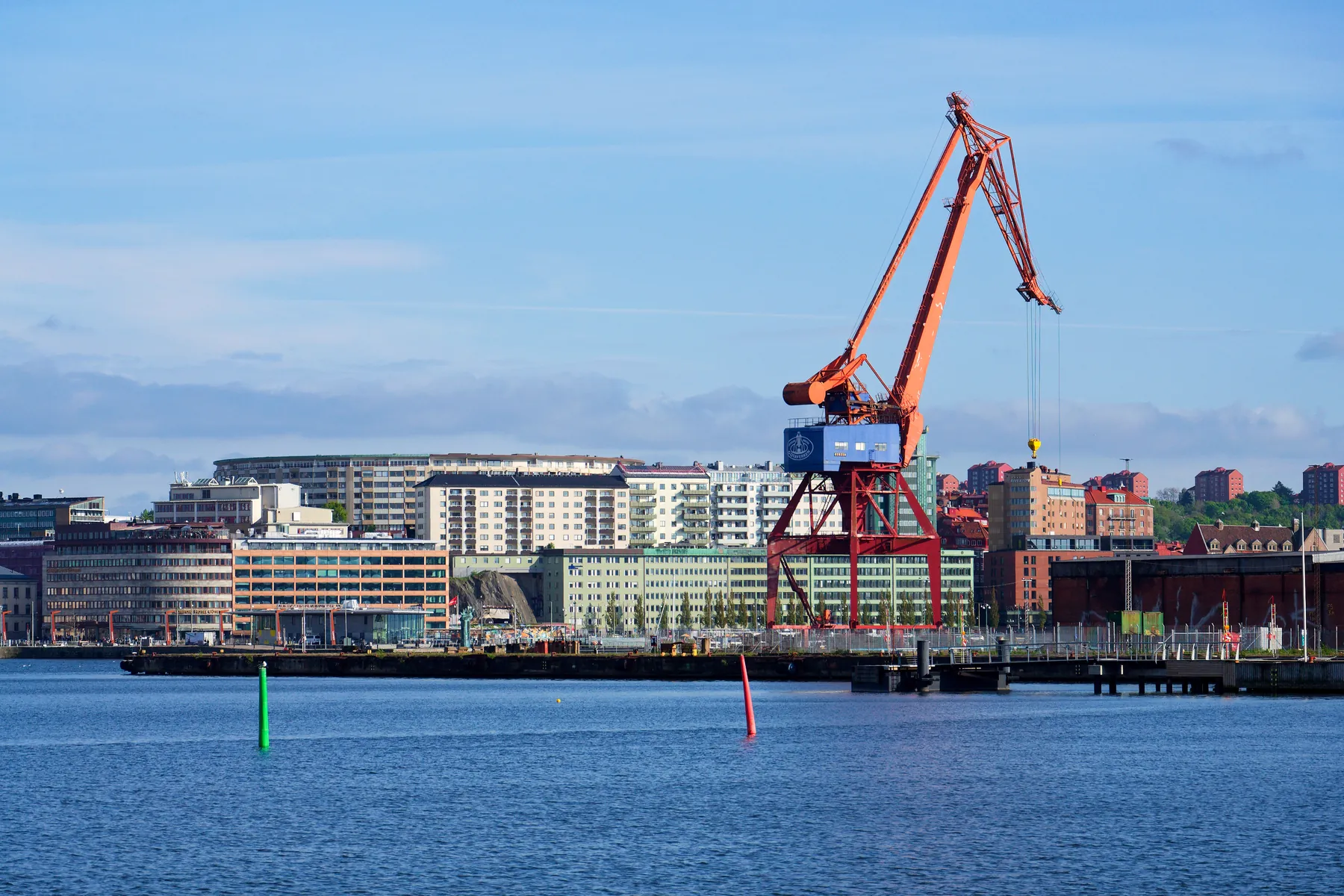Göta älv i Göteborg med en röd hamnkran