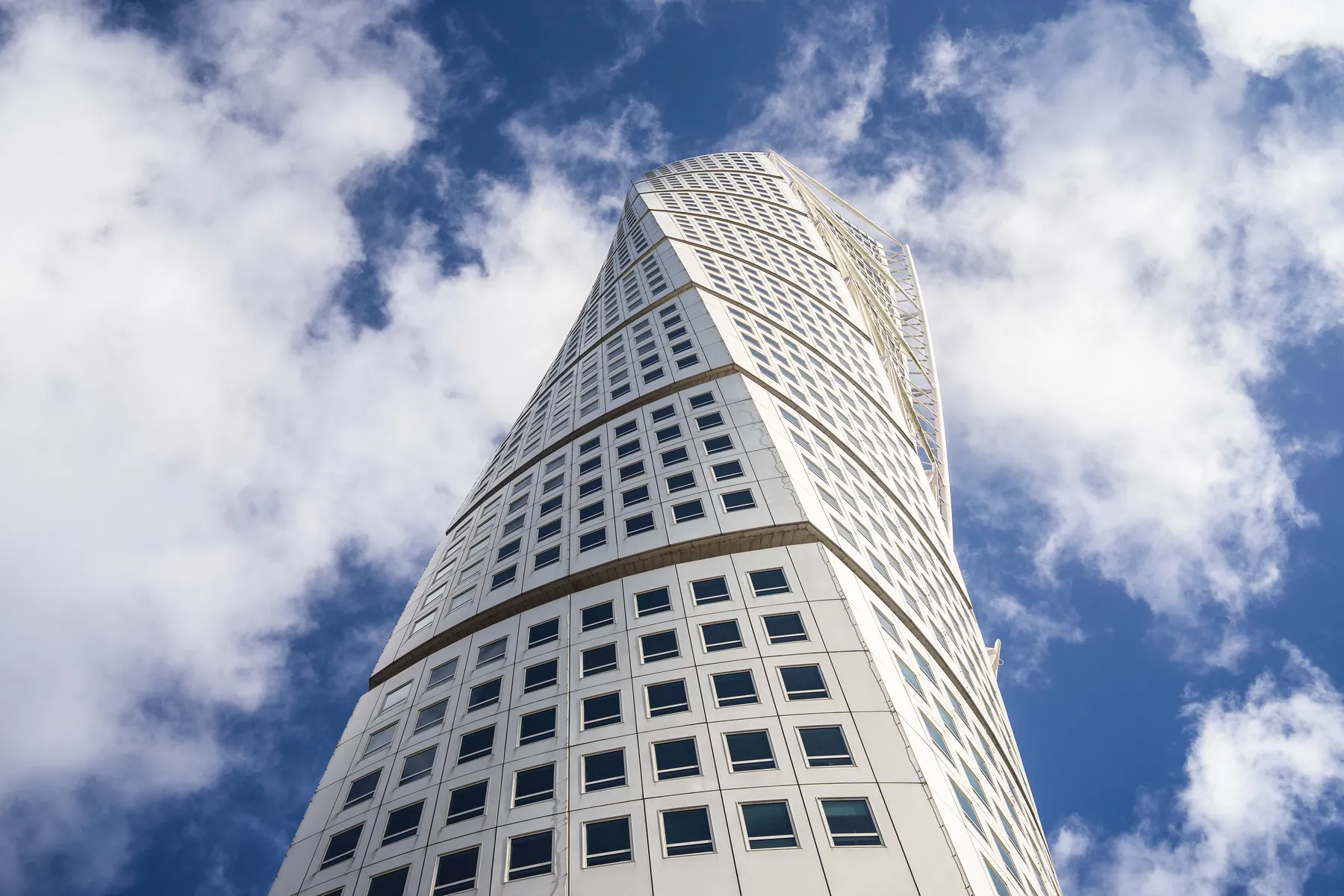 Turning Torso i Malmö mot blå himmel